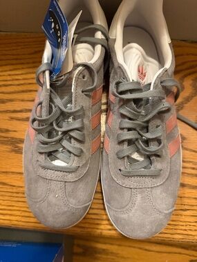 NWT adidas Women’s Gray Suede Sneakers with Pink Accent Stripes. Size 7.5